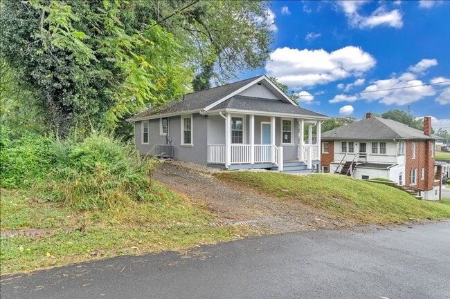 Building Photo - Updated 2 bedroom 1 bath with all new appl...