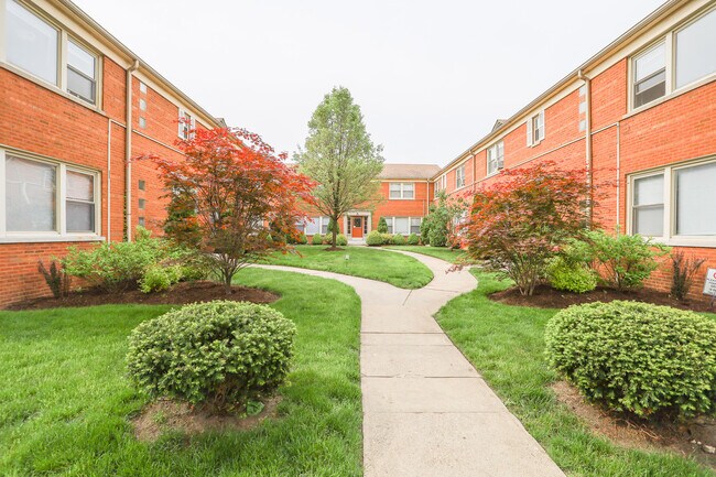 Primary Photo - 2103 W Farragut Ave