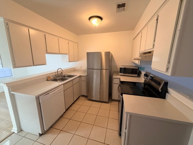 Building Photo - Cozy Wisteria Court