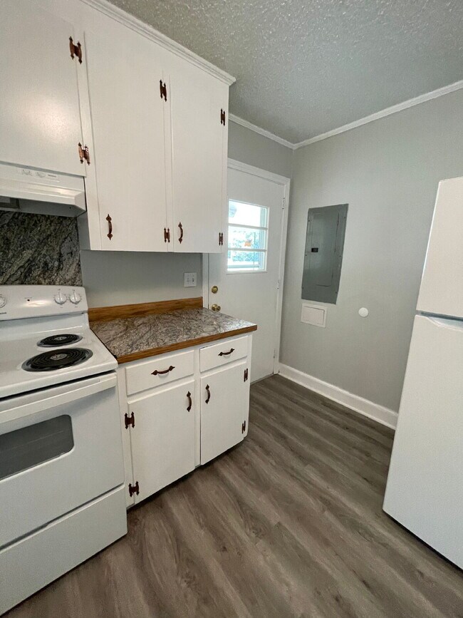 Building Photo - ADORABLE BRICK RANCH IN LAGRANGE *3 BR, 1 BA* NEWLY RENOVATED