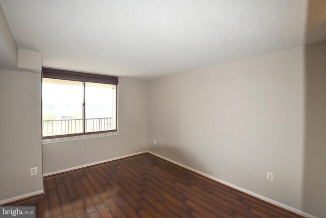 Building Photo - 10101 Grosvenor Pl