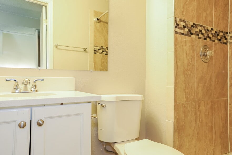 Building Photo - 12155 Elm Way