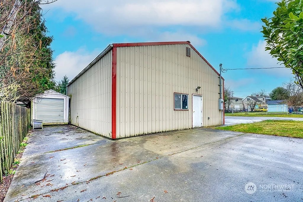 Building Photo - 205 S 107th St