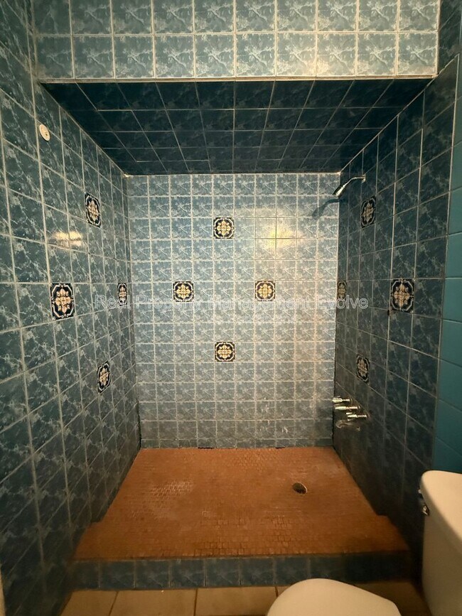 Building Photo - 3419 W Marshall Ave