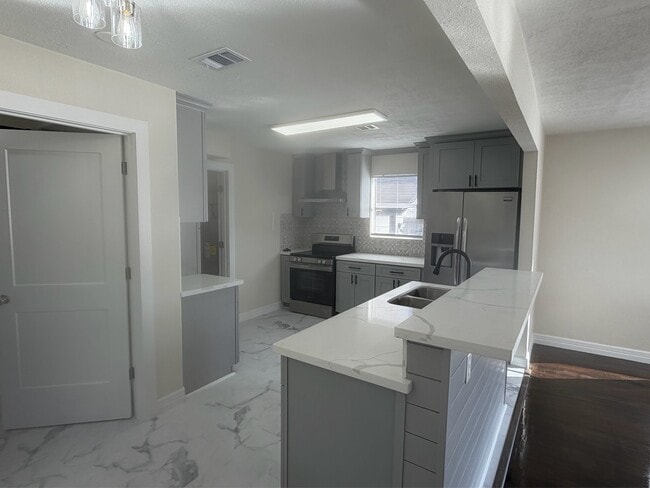 Building Photo - 340 Meadow Dr