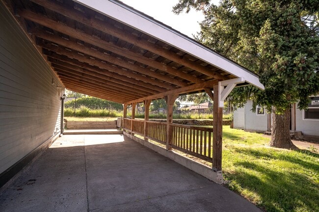 Building Photo - 3-bedroom 2 bath House $2,495