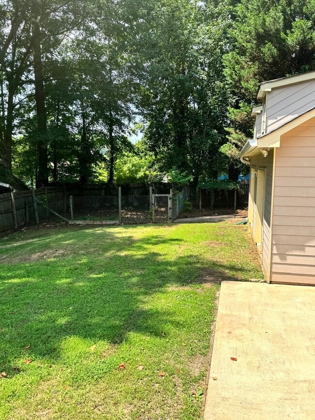 Building Photo - 4262 Apache Dr SE