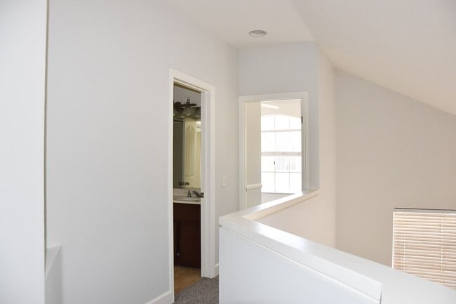 Building Photo - 8215 E White Oak Ridge