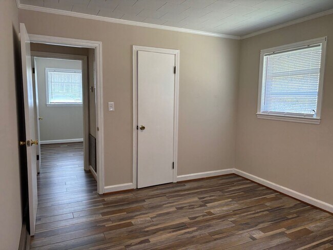 Building Photo - 3 BED, 1 BATH BRICK HOME