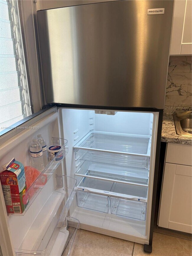 Building Photo - 2999 Point E Dr