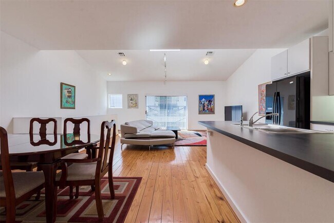 Building Photo - 21 N Ennis St