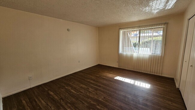 Building Photo - Don't miss this Eastside 2 bedroom/1 bath apartment home! **Move in Special**