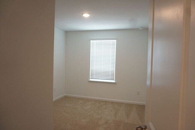 Building Photo - Newly Built 3 Bedroom 2.5 Bathroom Home wi...