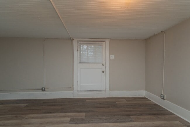 Building Photo - $699- Updated 2 bed/1 bath apartment near Medical Center, with brand-new appliances!