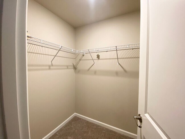 Building Photo - 3 bedroom, 2568 Sqft. home In Federal Way