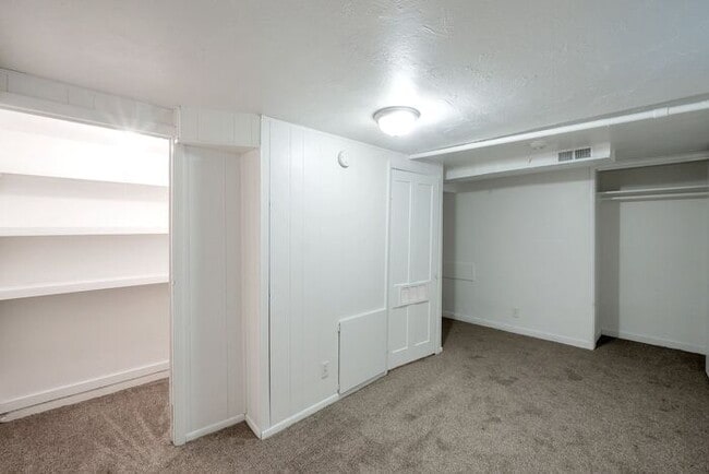 Building Photo - Quaint Basement Unit in Central Location