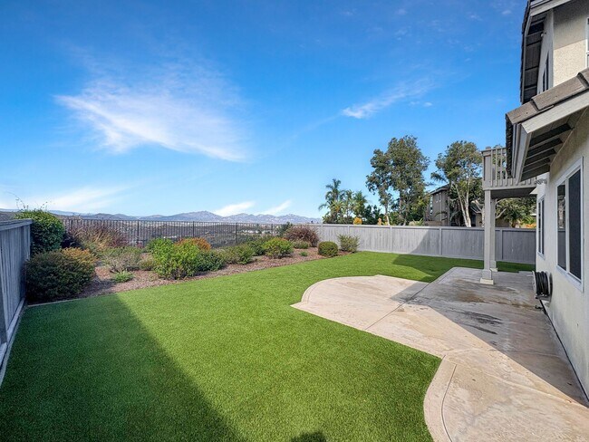 Building Photo - Beautiful 4B/3BA house w/ large backyard i...