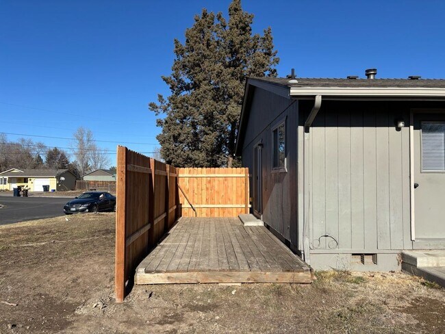 Building Photo - 2346 SW Umatilla Ave