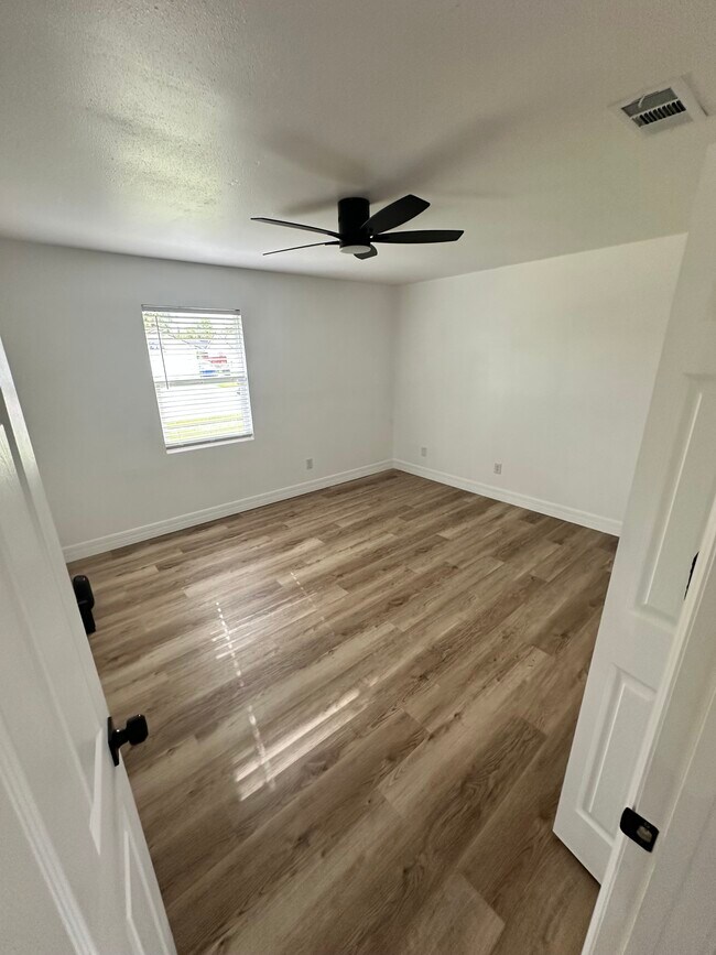 Building Photo - 2517 Oak Hollow Dr