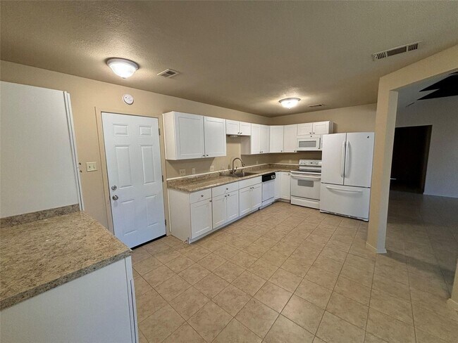 Building Photo - Beautifully updated 3-bedroom 2-bath home