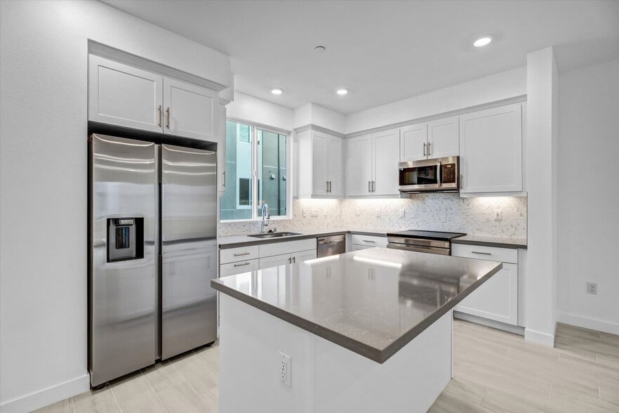 Building Photo - 10002 Central Ave