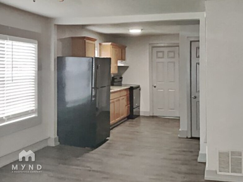 Building Photo - 320 N Main St