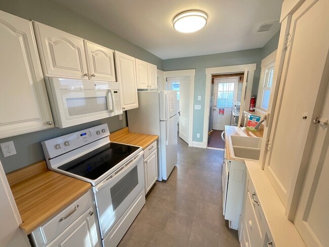 Building Photo - 1 Bedroom Home Available Near Colorado Ave & S 10th St!