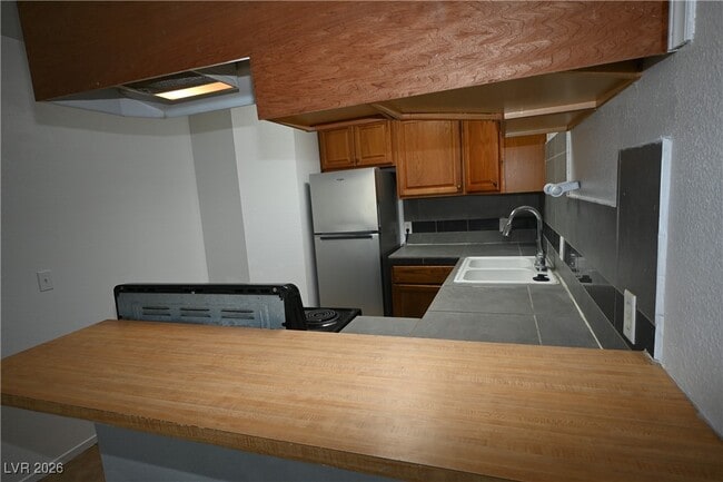 Building Photo - 2334 N Lamb Blvd