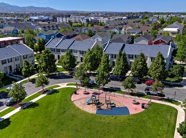 Building Photo - Stunning Daybreak Townhome!  $500 MOVE IN ...