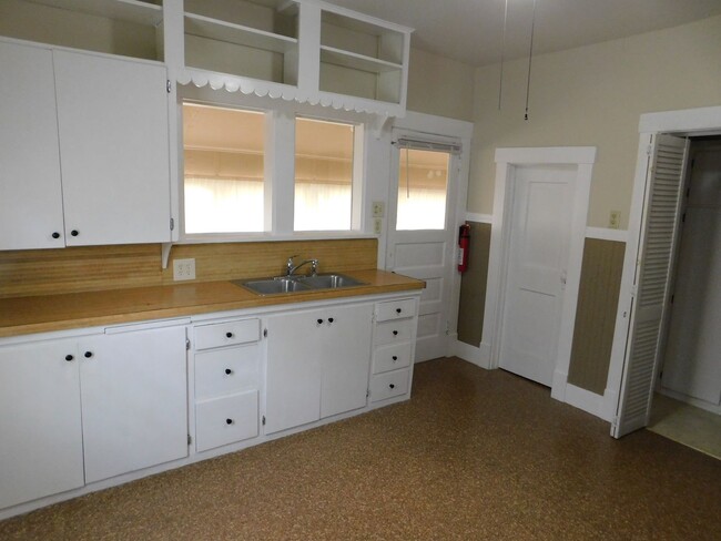 Building Photo - Cozy 2 Bed 1 Bath Home