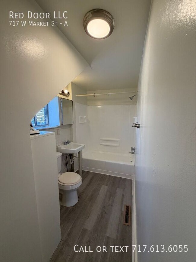 Building Photo - 717 W Market St