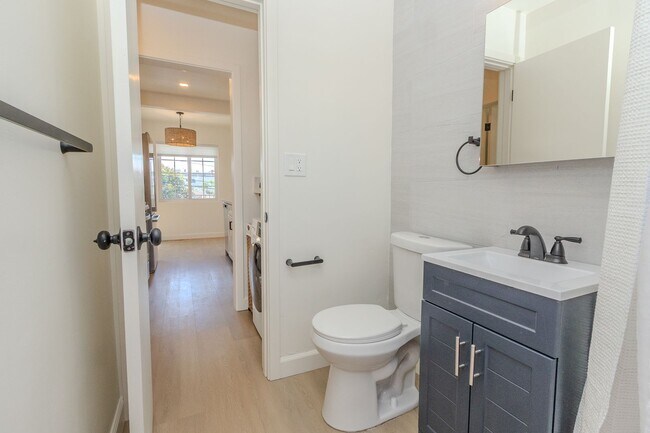 Building Photo - Showing on 5/31 at NOON! Stylishly Remodeled 1-Bed/1-Bath Gem in Crown Point / Pacific Beach. Onl...