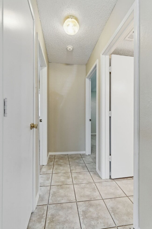 Building Photo - "Bright and Spacious 2-1 Duplex with Flexible Loft Space in Prime Keller Location!"