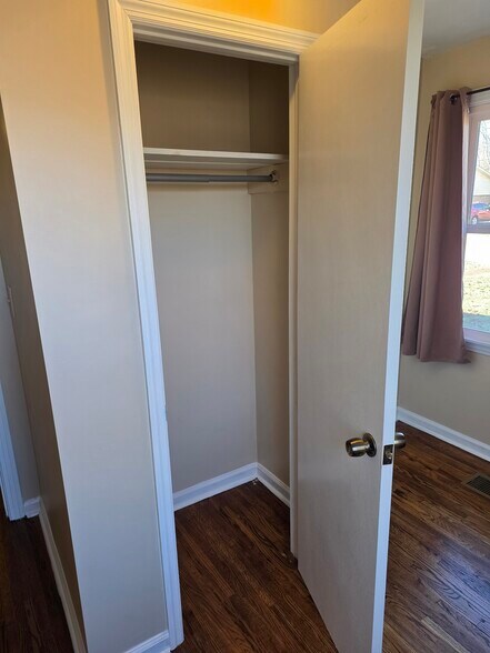 Building Photo - 3009 Sunnyview Dr