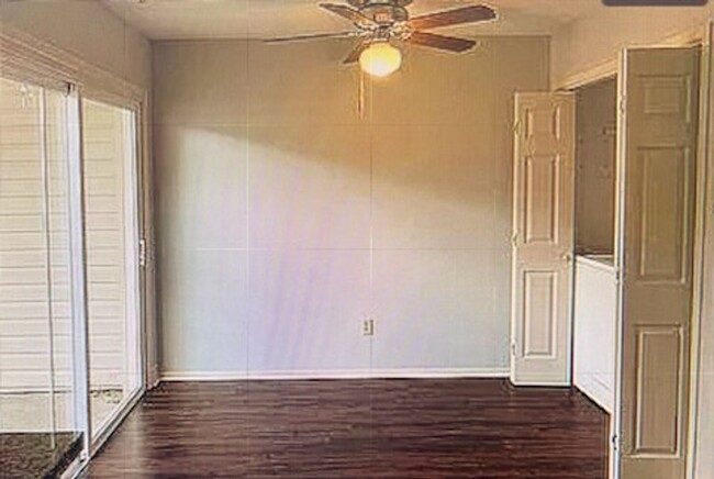 Building Photo - 2 Bedroom, 2.5 Bath, 2 Car Garage Townhouse!