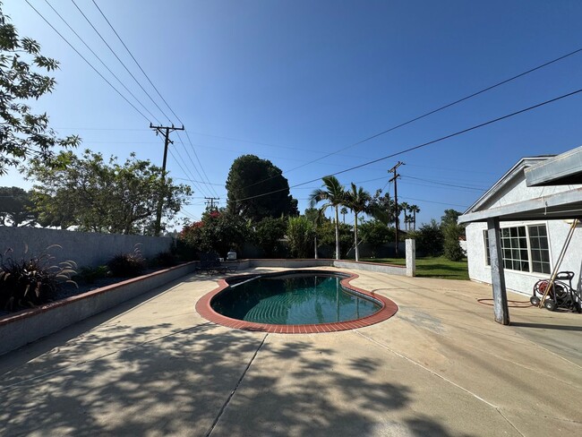 Building Photo - Beautiful 4Bd/2Ba Home w/Pool, Fully Fenced Large Backyard in Corona!