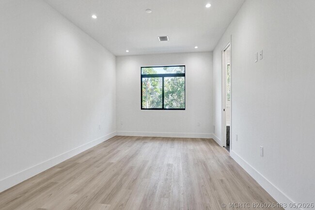 Building Photo - 604 SW 7th Ave