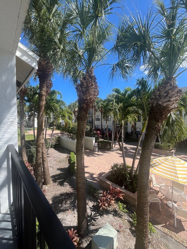 Building Photo - ONE BEDROOM ONE BATHROOM! Pool View! Waterfront Community!