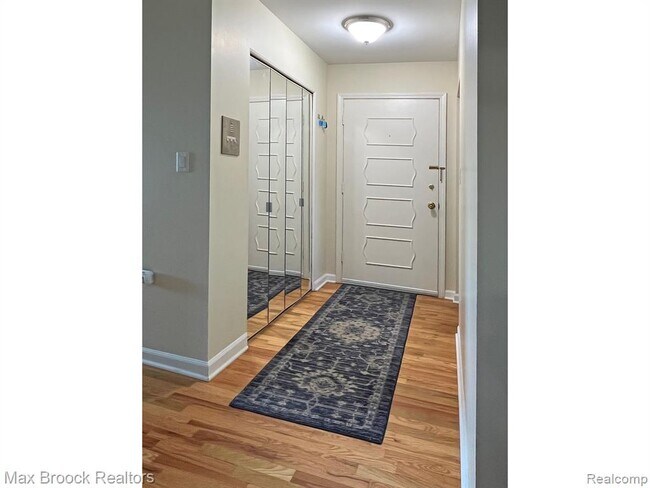 Building Photo - 801 W Long Lake Rd