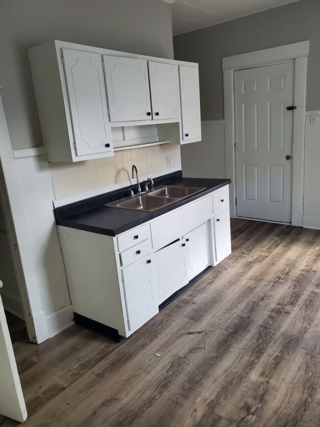 Building Photo - Spacious 3 Bedroom Home For Rent!