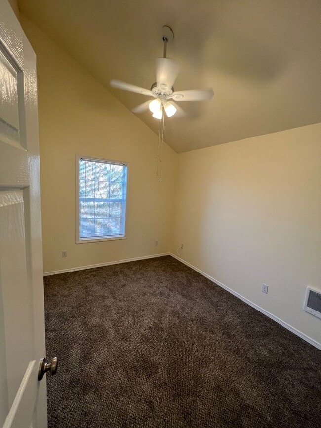 Building Photo - 3-bedroom 2 1/2 bath duplex in Springfield