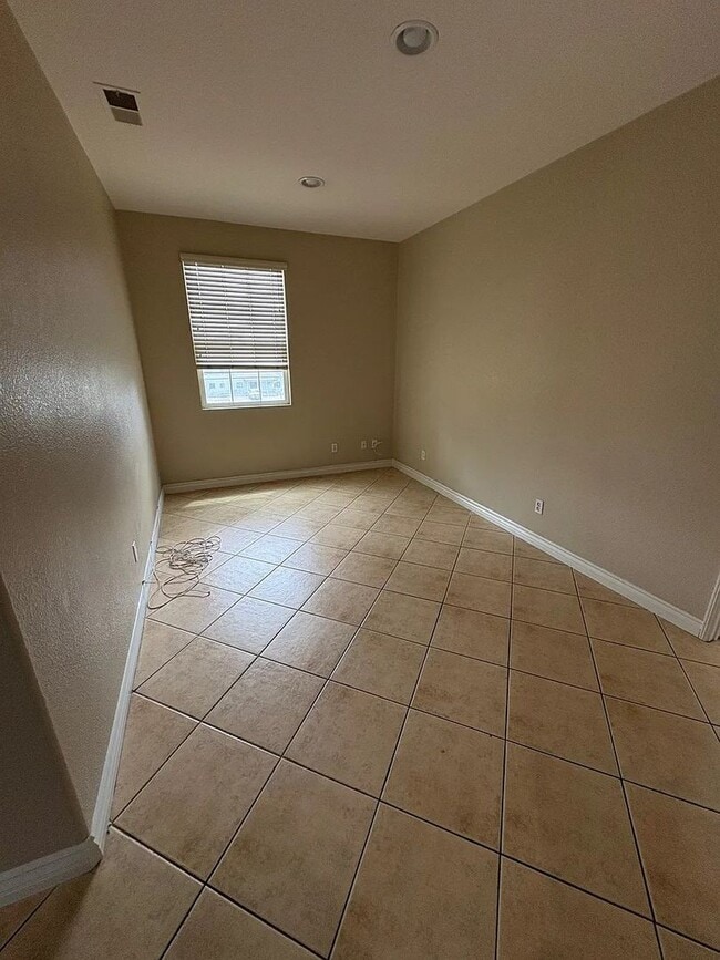 Building Photo - Newer 4bed 2.5 bath House