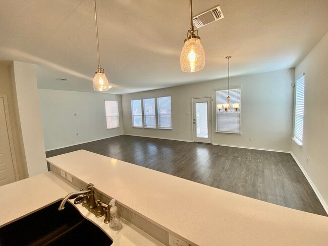 Building Photo - Live on the Golf Course at Star Ranch!! 4B...