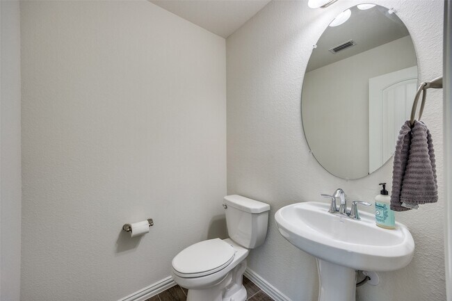 Building Photo - 4533 Hemingway Ave