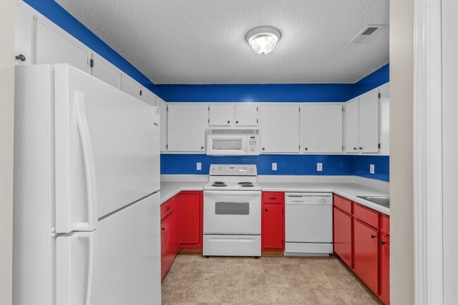 Building Photo - 2 Bed 2.5 Bath Townhome