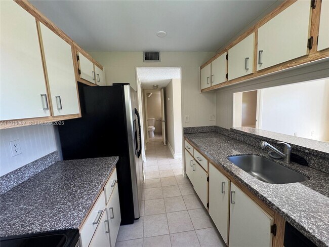 Building Photo - 6031 Shaker Wood Cir