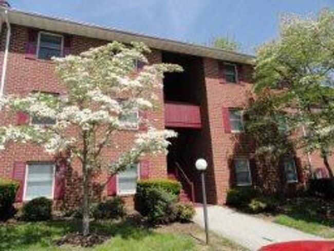 Primary Photo - 2 Bedroom Apartment Near Campus with Utili...