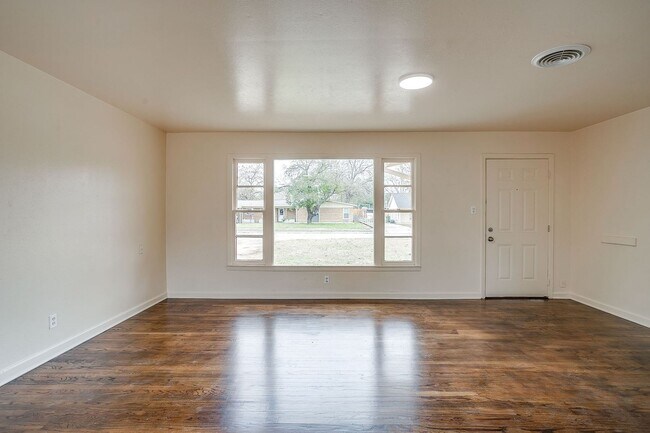 Building Photo - Ready for New Tenant- 3 Bedroom, 1.5 Bath in NRH- Birdville ISD- 76108