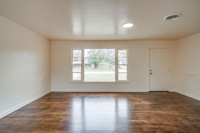 Building Photo - Ready for New Tenants- 3 Bedroom, 1.5 Bath in NRH- Birdville ISD- 76108