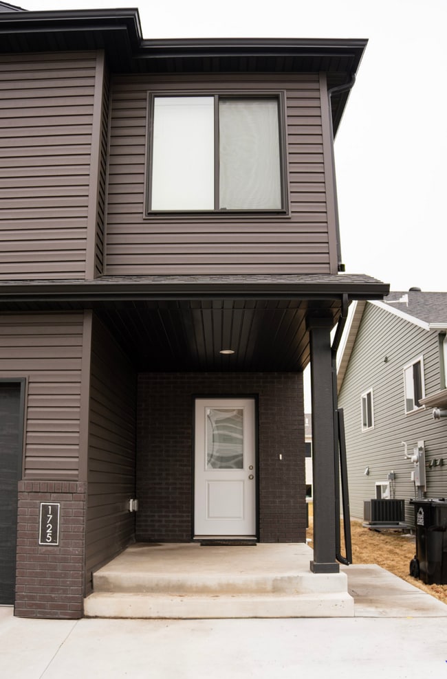 Building Photo - Tobi Lane Twinhome